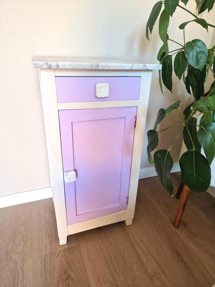 Vintage nachtkastje marmer en lila, Huis en Inrichting, Slaapkamer | Nachtkastjes, Zo goed als nieuw, Minder dan 45 cm, Hout, Ophalen