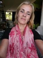 Nieuwe pashmina sjaal rozerood met bloem/vlindermotief, Ophalen of Verzenden, Nieuw, Maat 46/48 (XL) of groter, Sjaal