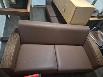 Bruine bank houten leuning 