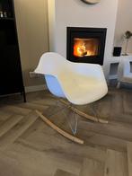 Moderne witte schommelstoel – stijlvol en comfortabel!, Huis en Inrichting, Ophalen, Kunststof, Gebruikt, Wit