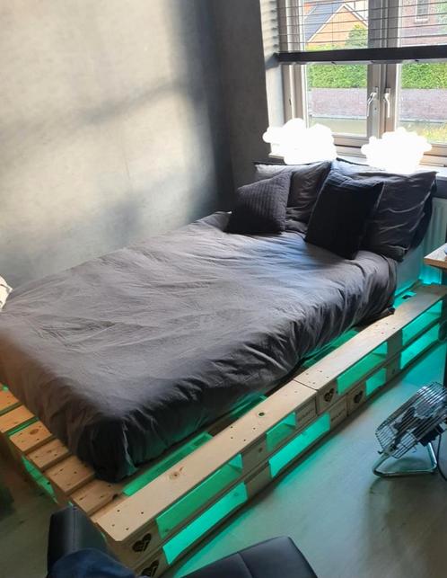 Compleet pallets bed., Huis en Inrichting, Slaapkamer | Bedden, Zo goed als nieuw, Eenpersoons, 200 cm, Hout, Ophalen
