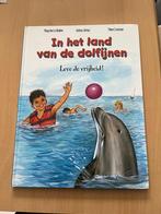 Boek: In het land van de dolfijnen - Leve de vrijheid!, Ophalen of Verzenden, Zo goed als nieuw
