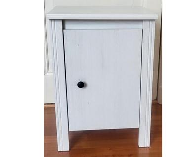 Leuk wit kastje beschikbaar voor biedingen