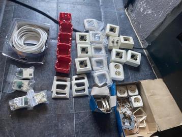 Electronicaspullen, stopcontacten, wanddoosjes enz beschikbaar voor biedingen