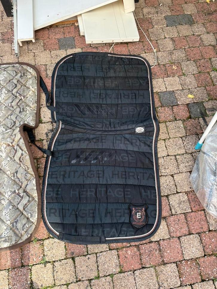 Te koop: 3x zadeldekjes (dressuur), Dieren en Toebehoren, Paarden en Pony's | Dekens en Dekjes, Zo goed als nieuw, Ophalen