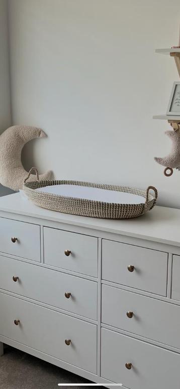 Rieten verschoonmand met matras beschikbaar voor biedingen