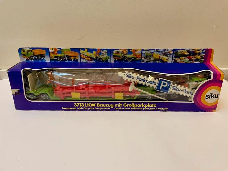 Siku 3713 “LKW-Bauzug mit Großparkplatz” in originele doos, Hobby en Vrije tijd, Modelauto's | Overige schalen, Zo goed als nieuw