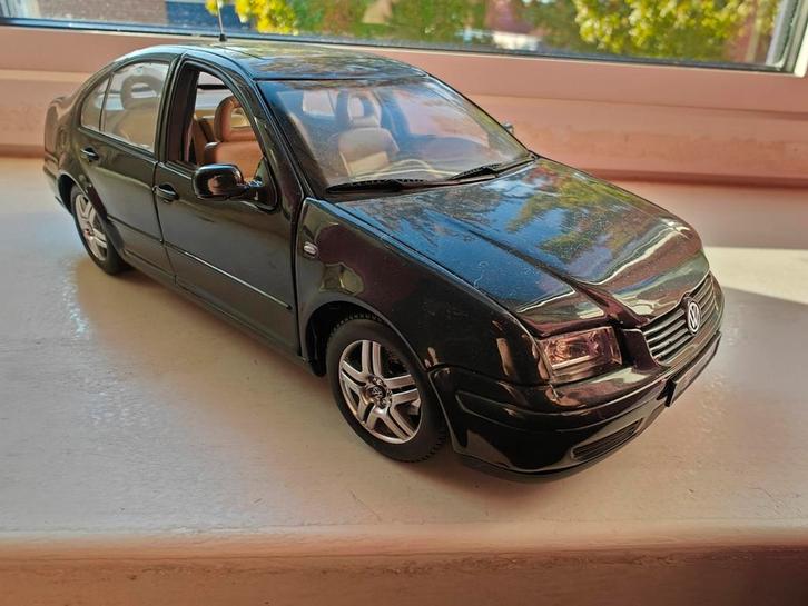 Volkswagen bora 1.8t 20v 1:18 . Donker grijs. Nieuwstraat, Hobby en Vrije tijd, Modelauto's | 1:18, Zo goed als nieuw, Auto, Overige merken