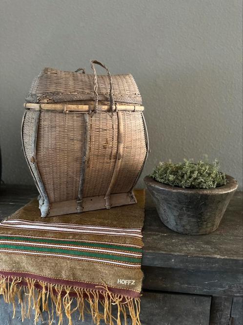 Antieke originele mand  met deksel, Huis en Inrichting, Woonaccessoires | Schalen en Manden, Riet, Ophalen of Verzenden