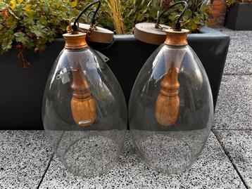 2 Stoere hanglampen hout en glas beschikbaar voor biedingen
