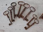 Lot oude roestige sleutels uit Frankrijk vintage, Ophalen of Verzenden