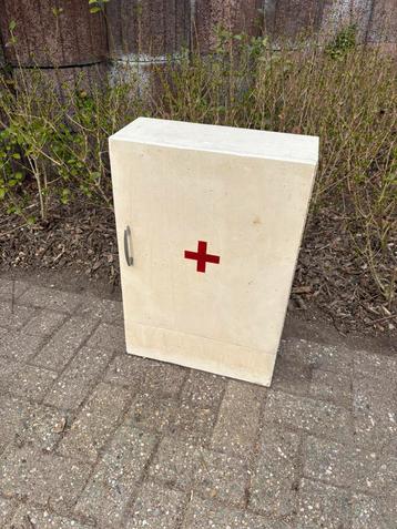 Vintage medicijnkastje wandkastje beschikbaar voor biedingen