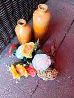 Twee flessen mooi kleurverloop bruin/oranje + kunstbloemen, Ophalen, Overige kleuren, Aardewerk of Porselein, Zo goed als nieuw