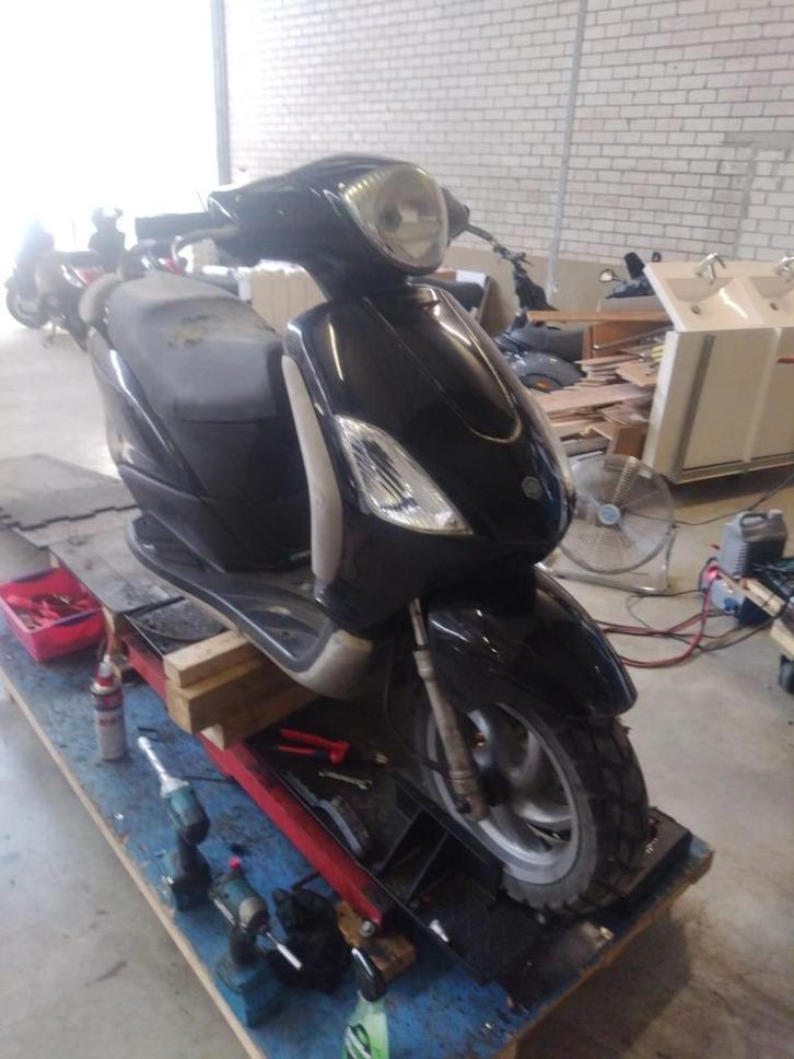 piaggio fly brom met 123 en kenteken zonder motorblok, Fietsen en Brommers, Scooters | Piaggio, Gebruikt, Fly, Maximaal 45 km/u