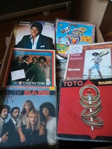 partij vinyl singles ongeveer  600 beschikbaar voor biedingen