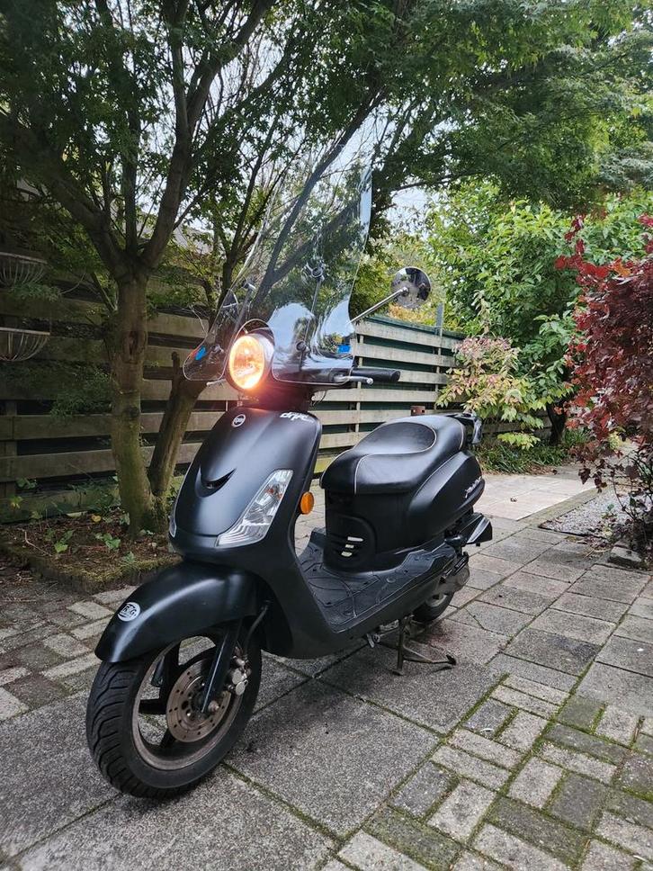 SYM Fiddle 2 2018 BROM 8000km! (Scooter vespa zip riva btc), Fietsen en Brommers, Scooters | SYM, Ophalen