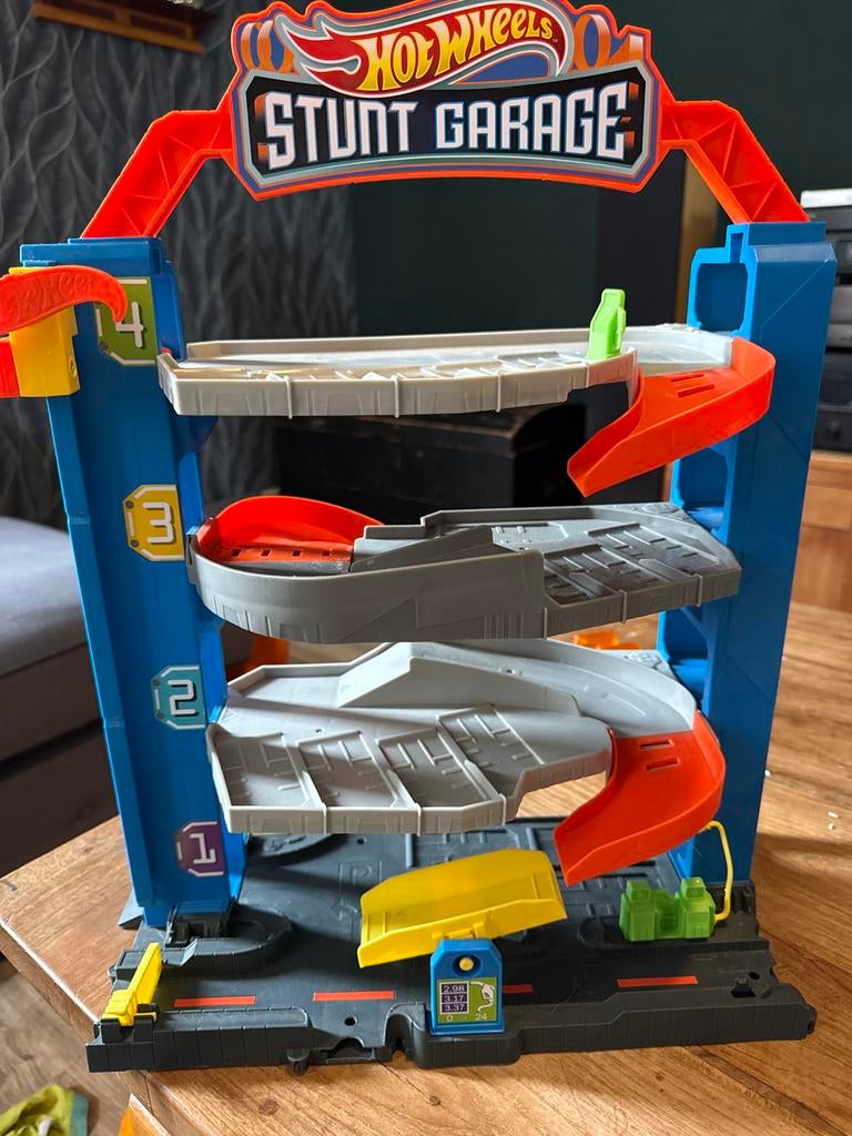 Hot Wheels Stunt Garage Racebaan, Kinderen en Baby's, Speelgoed | Racebanen, Racebaan, Ophalen of Verzenden, Zo goed als nieuw