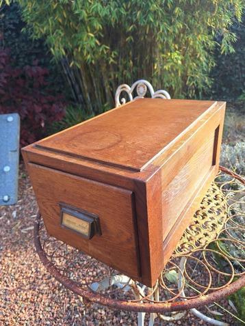 Antieke houten archief kaartenbak. beschikbaar voor biedingen