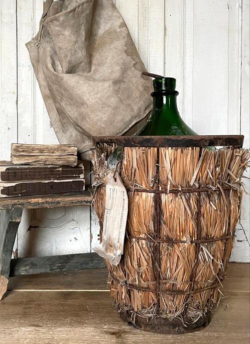 Brocante oude fles in draad mand met stro en etiket, Antiek en Kunst, Curiosa en Brocante, Ophalen of Verzenden