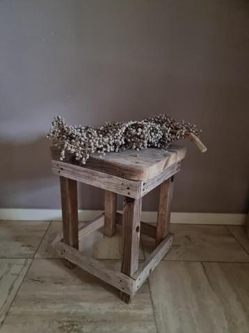 brocante landelijk vergrijsde kruk oud stevig bijzettafeltje beschikbaar voor biedingen