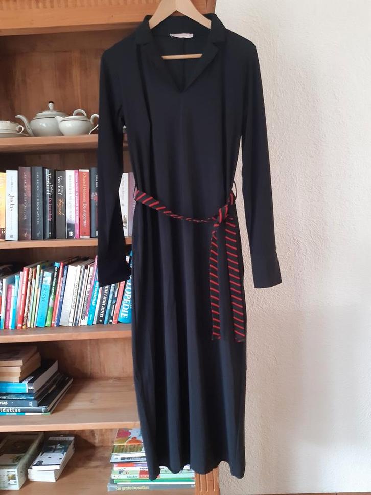 Prachtige Studio Anneloes travel jurk,  zwart, maat M, Kleding | Dames, Jurken, Zo goed als nieuw, Maat 38/40 (M), Zwart, Onder de knie
