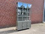 VITRINEKAST OLIJFGROEN 6 DEURS 142 CMMETAAL  EXTRA ACTIE, Huis en Inrichting, Kasten | Vitrinekasten, Met deur(en), 100 tot 150 cm