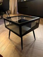 Zwart stalen vitrine kast/tafeltje, Huis en Inrichting, Tafels | Bijzettafels, Ophalen, Minder dan 45 cm, Minder dan 55 cm, Metaal of Aluminium