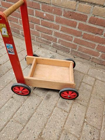 Houten loopwagen beschikbaar voor biedingen