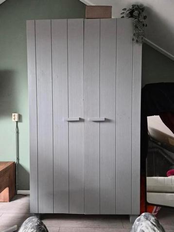 Kledingkast grenen hout van woood + opbergbox van woood beschikbaar voor biedingen