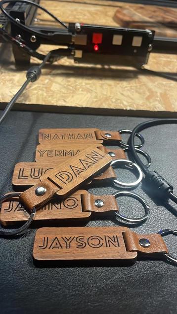 Gepersonaliseerde houten sleutelhanger beschikbaar voor biedingen