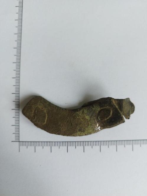 A04 bodemvondst bronzen beslag, Antiek en Kunst, Antiek | Koper en Brons, Brons, Verzenden