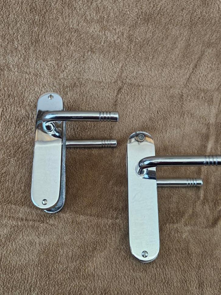 Deurbeslag / deurklinken ( 2 verchroomde sets ), Doe-het-zelf en Verbouw, Hang- en Sluitwerk, Zo goed als nieuw, Klink of Kruk