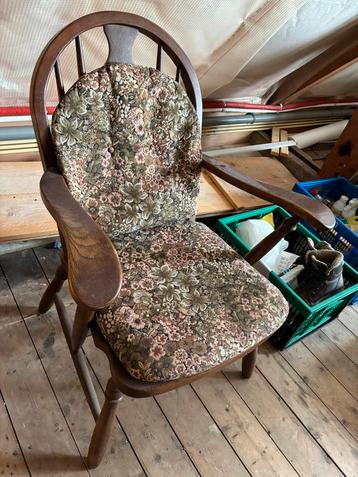 Vintage houten stoel incl kussens beschikbaar voor biedingen