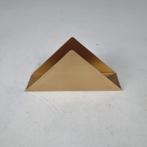 Ferm Living Messing driehoek brieven standaard/servethouder, Antiek en Kunst, Ophalen