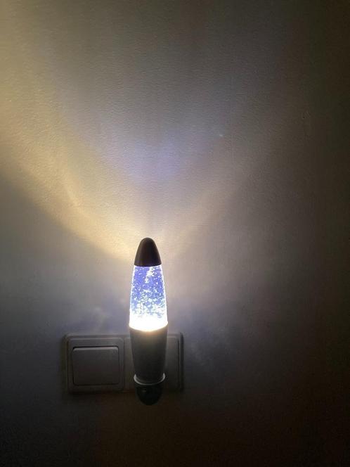Waaklampje lavalamp stekkerlampje nachtlampje noodlampje, Huis en Inrichting, Lampen | Overige, Zo goed als nieuw, Ophalen of Verzenden