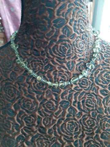 Prachtige vintage ketting van glaskralen/zachte kleur groen beschikbaar voor biedingen