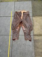 Oude leren motorbroek/rijbroek met niergordel en kap, Ophalen, Broek | leer, Onbekend, Dames