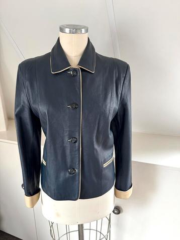 Mooi blauw leer jasje beige bies nieuwstaat 40 CHCS beschikbaar voor biedingen