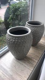 Twee bloempotten /vazen, Ophalen, Rond, Zo goed als nieuw, Minder dan 25 cm