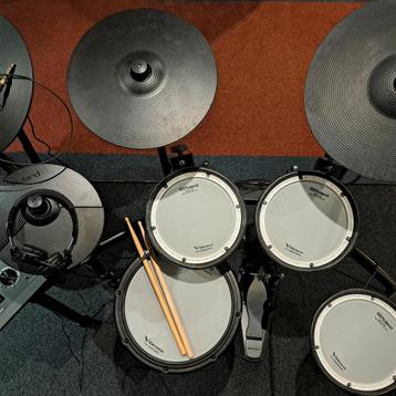 Roland TD-17KV showroom modellen met gratis pedaal beschikbaar voor biedingen