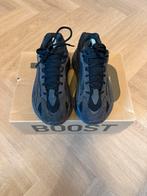 Yeezy 700 V2 VANTA, Ophalen of Verzenden, Zo goed als nieuw, Sneakers of Gympen