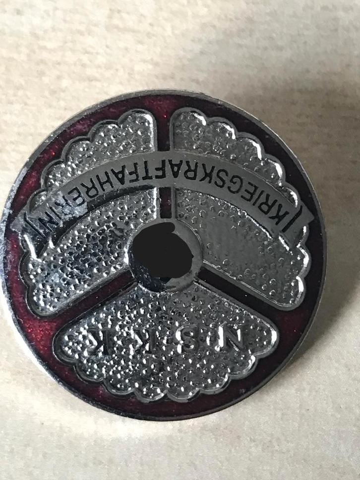 DDAC NSKK KDF Speld Pin Broche Kriegskraftfahrerin 32 mm, Verzamelen, Militaria | Tweede Wereldoorlog, Overige soorten, Embleem of Badge