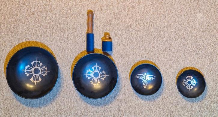 Tibetaanse Klankschalen Set - 4 Schalen + 2 Kloppers, Muziek en Instrumenten, Overige Muziek en Instrumenten, Nieuw, Ophalen of Verzenden