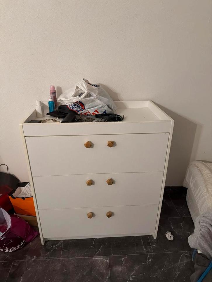 Gratis commode - iets verkleurd, Kinderen en Baby's, Kinderkamer | Commodes en Kasten, Gebruikt, Commode, 90 tot 105 cm, 75 tot 100 cm