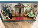 Antiek miniatuur kastje huiskamer tafareel 1, Verzamelen, Poppenhuizen en Toebehoren, Ophalen of Verzenden, Zo goed als nieuw