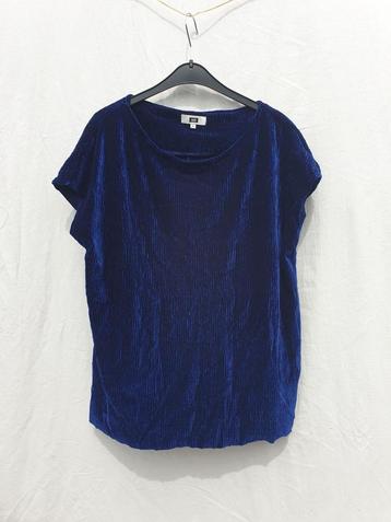 Leuk blauwe veloers damesshirt. mt m Merk WE beschikbaar voor biedingen