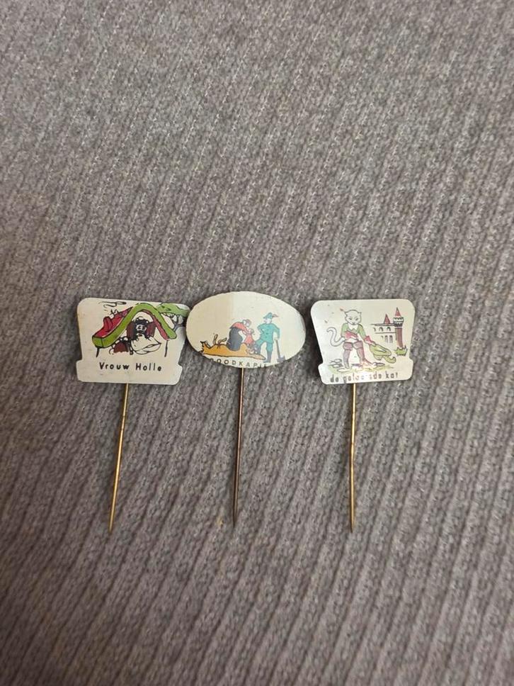 Vintage Sprookjes Pins - Vrouw Holle, Roodkapje, Kat, Verzamelen, Speldjes, Pins en Buttons, Gebruikt, Speldje of Pin, Figuurtje