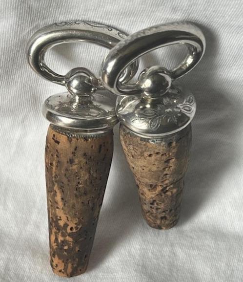 2 ANTIEKE GEGRAVEERDE FLESSENSTOPPEN - KURKENSTOPPEN, Antiek en Kunst, Antiek | Goud en Zilver, Zilver, Verzenden