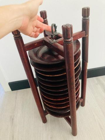 Antieke Chinese Houten Bordenhouder en 12 borden beschikbaar voor biedingen
