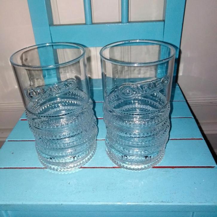 2 Stacked Oreo glazen Glas met relief opgestapelde oreo's, Huis en Inrichting, Keuken | Servies, Zo goed als nieuw, Glas of Glazen